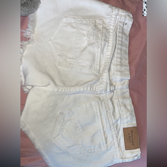 white Abercrombie and Fitch shorts - Picture 2 of 3